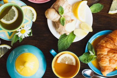 Limon ve nane yaprağı, zencefil kökü ve kruvasan ile bitkisel çay