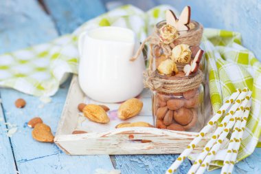 Badem ve kavanoz ahşap tepsi sütlü