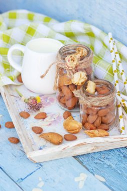 Badem ve kavanoz ahşap tepsi sütlü