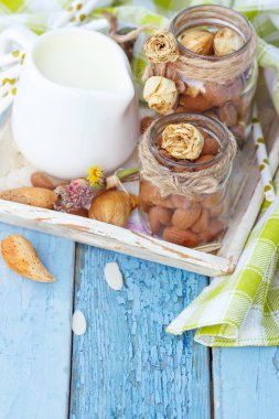 Badem ve kavanoz ahşap tepsi sütlü