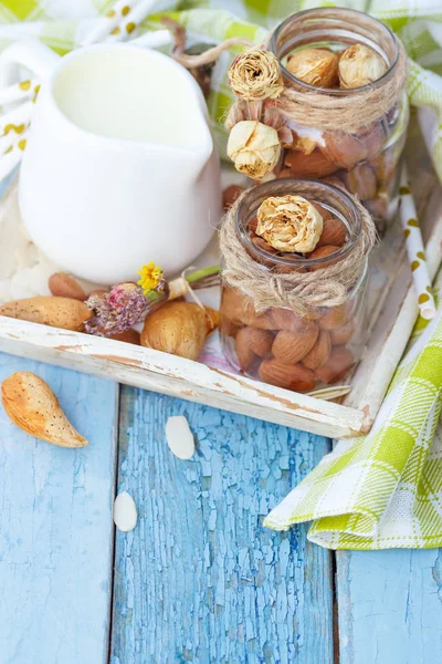 Badem ve kavanoz ahşap tepsi sütlü