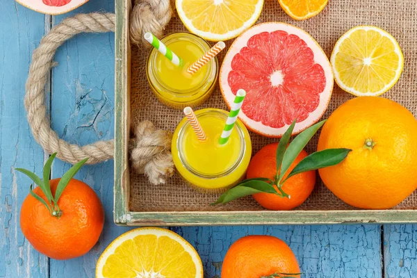 Diferentes frutas y vidrio con zumo de naranja fresco —  Fotos de Stock