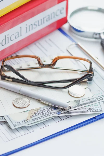 Ren Försäkringsformulär Glasögon Och Pengar Mjukt Fokus Bakgrund — Stockfoto