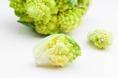 Açık arkaplanda taze Romanesco karnabahar