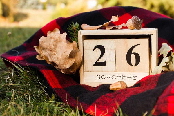 Decorative wooden calendar with date of Thanksgiving holiday, autumn decorations — Stock Photo, Image