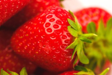 Beyaz kase kırmızı olgun çilek, ışık arka plan