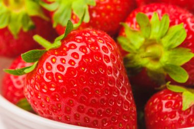 Beyaz kase kırmızı olgun çilek, ışık arka plan