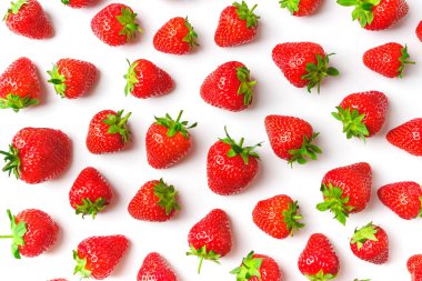 Arka plan kırmızı olgun çilek ışık arka planda yapılmış, ateş yakın