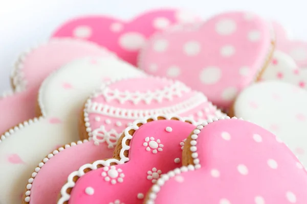 Conjunto de biscoitos em forma de coração rosa com padrões, produtos artesanais — Fotografia de Stock