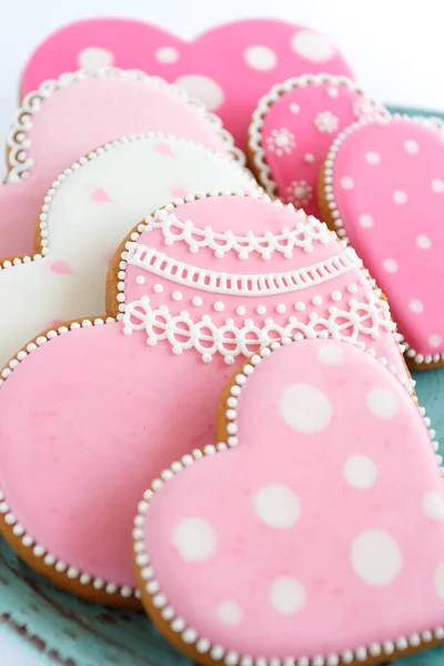 Conjunto de biscoitos em forma de coração rosa com padrões, feitos à mão — Fotografia de Stock