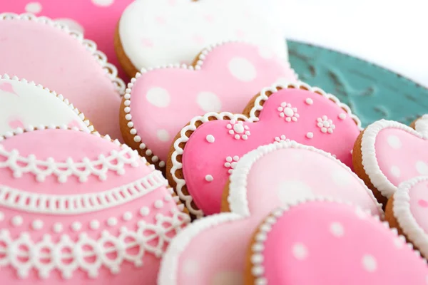 Set de galletas en forma de corazón rosa con patrones, hechas a mano — Foto de Stock