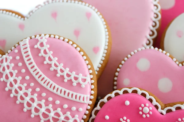 Conjunto de biscoitos em forma de coração rosa com padrões, feitos à mão — Fotografia de Stock