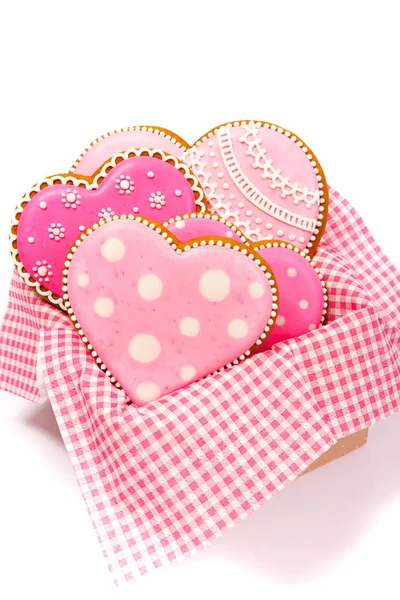 Ensemble de biscuits roses en forme de coeur avec motifs, fond clair — Photo