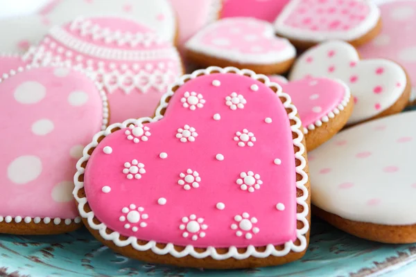 Ensemble de biscuits roses en forme de coeur avec motifs, faits à la main — Photo