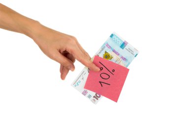 Elinde farklı finansal işaretler ve semboller olan binlerce hrivniya ve etiket, izole edilmiş.