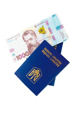 İki Ukrayna pasaportu ve 1000 Hryvnia, izole edilmiş.