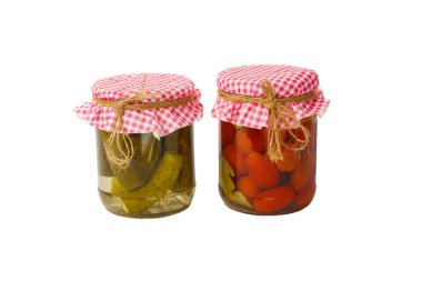 Konserve sebze. Bankada salatalıklı kırmızı domates ve yeşil salatalık.