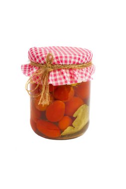 Konserve sebze. Bankada kırmızı domatesler, izole edilmiş.