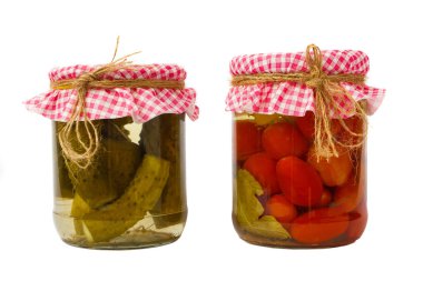 Konserve sebze. Bankada kırmızı domates ve yeşil salatalık var.