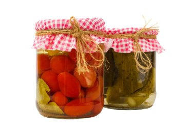 Konserve sebze. Bankada salatalıklı kırmızı domates ve yeşil salatalık.