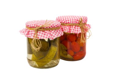 Konserve sebze. Bankada salatalıklı kırmızı domates ve yeşil salatalık.