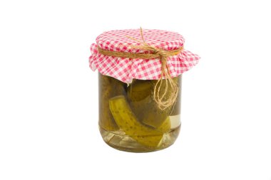 Konserve sebze. Bankada yeşil salatalıklar, izole edin.