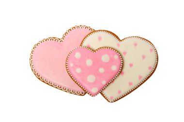 Pembe kurabiyelerin arka planında kalp farklı şekillerde, izole edilmiş.