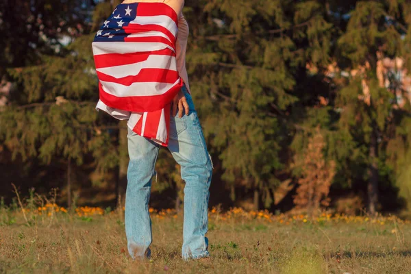 Mujer con bandera de Estados Unidos de América en la mano, al aire libre —  Fotos de Stock
