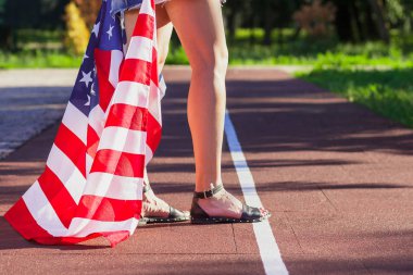 Amerika Birleşik Devletleri bayrağı olan kadın elinde, açık havada