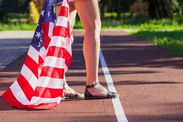 Žena s vlajkou Spojených států amerických v rukou venku — Stock fotografie