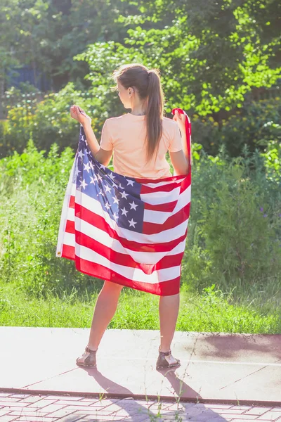 Amerika Birleşik Devletleri bayrağı olan kadın elinde, açık havada — Stok fotoğraf