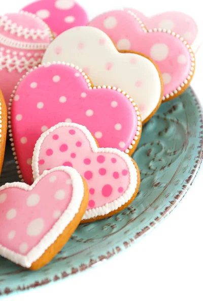 Conjunto de biscoitos em forma de coração rosa com padrões, fundo claro — Fotografia de Stock