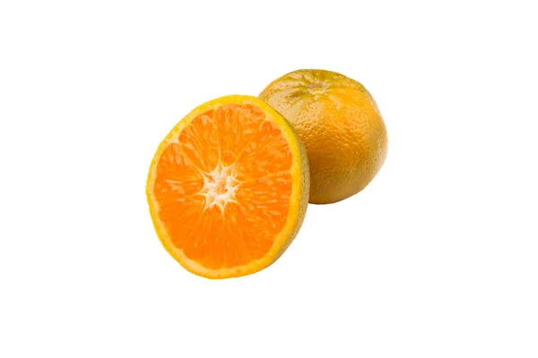 Połowa dojrzałej pomarańczy i mandarynki, izolowana — Zdjęcie stockowe