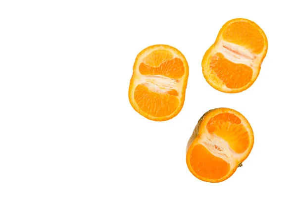 Moitié d'orange mûre et de mandarine, isolée — Photo