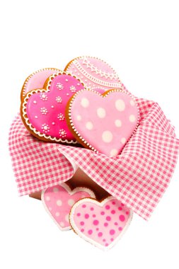 El yapımı, desenli, pembe kalp şeklinde kurabiyeler.