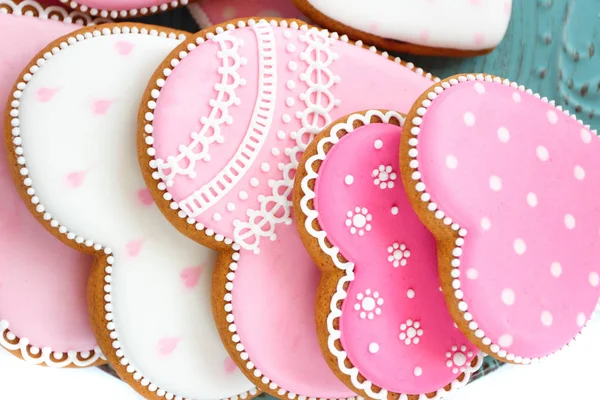 Set med rosa hjärta formade cookies med mönster, ljus bakgrund — Stockfoto