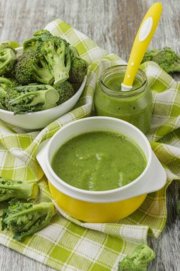 Kasede taze brokoli ve ezilmiş, haşlanmış brokoli yapılan püre kısmı