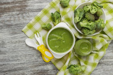 Kasede taze brokoli ve ezilmiş, haşlanmış brokoli yapılan püre kısmı