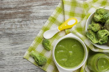 Kasede taze brokoli ve ezilmiş, haşlanmış brokoli yapılan püre kısmı