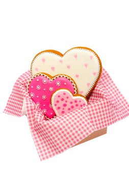 El yapımı, desenli, pembe kalp şeklinde kurabiyeler.