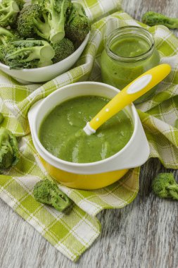 Kasede taze brokoli ve ezilmiş, haşlanmış brokoli yapılan püre kısmı