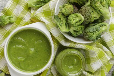 Kasede taze brokoli ve ezilmiş, haşlanmış brokoli yapılan püre kısmı