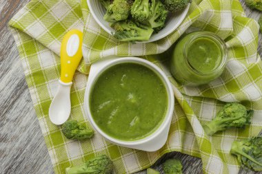 Kasede taze brokoli ve ezilmiş, haşlanmış brokoli yapılan püre kısmı