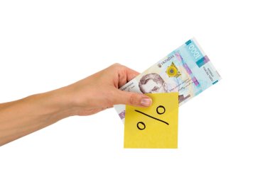 Elinde farklı finansal işaretler ve semboller olan bin tane hrivniya ve çıkartma.