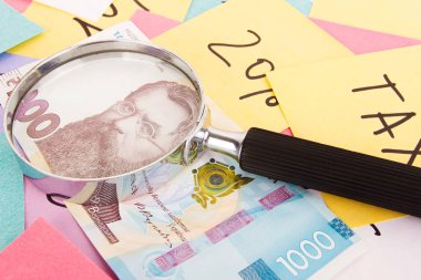 Bin tane hryvnia, çıkartma ve sembol ve bir büyüteç.