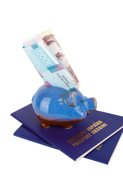 Duizend hryvnia 's en een spaarvarken bank, op witte achtergrond — Stockfoto
