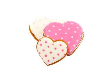 Pembe kurabiyelerin arka planında kalp farklı şekillerde, izole edilmiş.