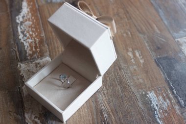 Kutudaki gümüş yüzük, yumuşak odak arkaplanı