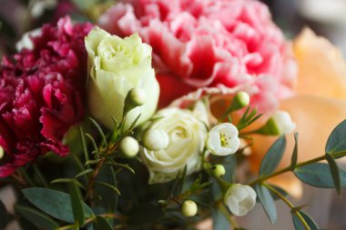 Taze yaz çiçekleri, bulanık arka plan