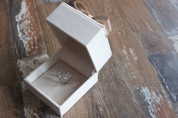 Silver ring in the box, soft focus background — Stock Photo, Image